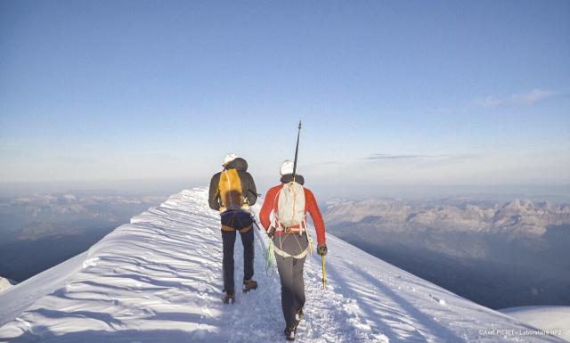 Arrivée d’une cordée du GEAN au sommet du Mont-Blanc (photo Axel Pittet, laboratoire HP2)